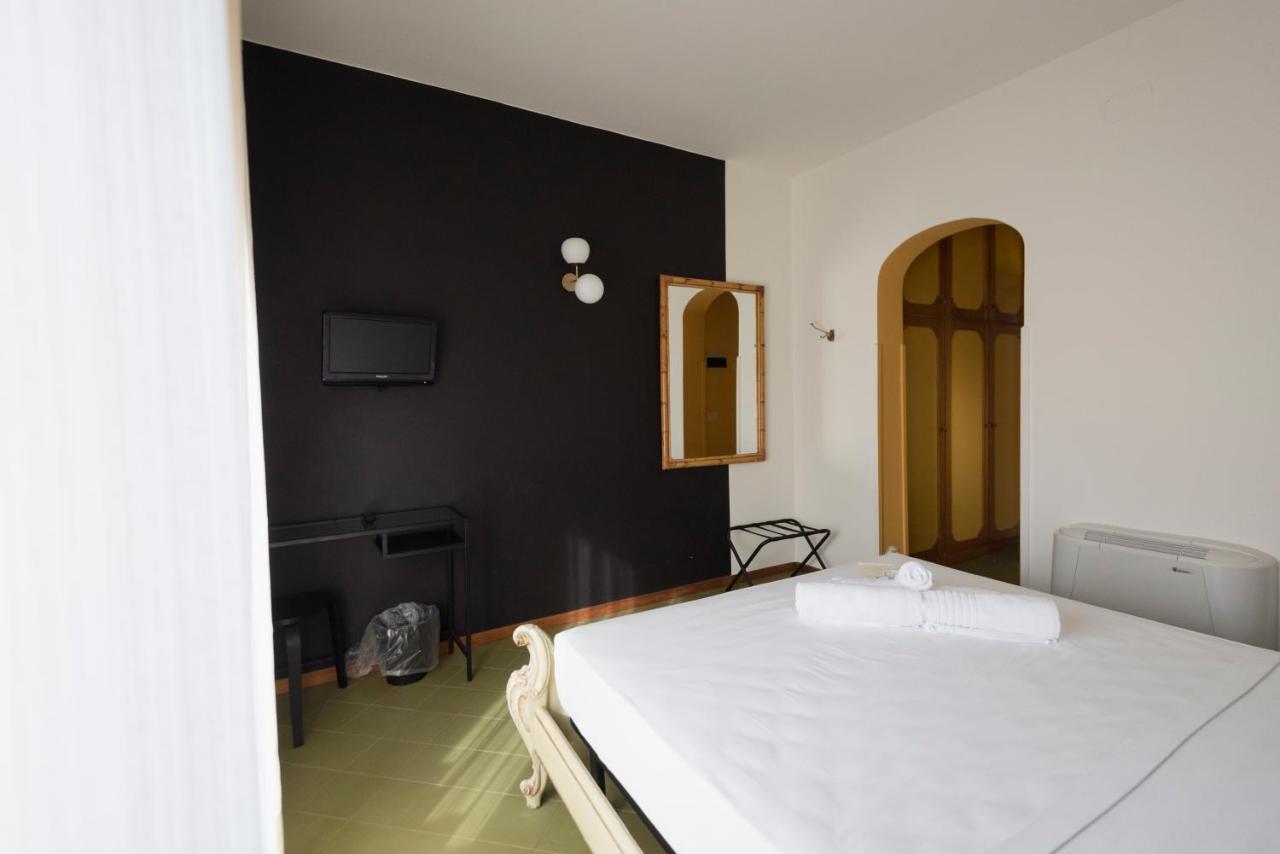Mami Sabaudia Hotel Extérieur photo